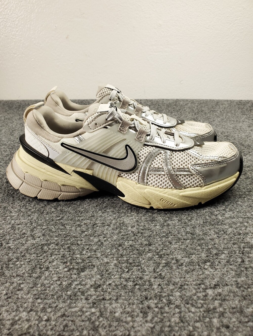 Nike V2K Run Running Shoes Size 8.5 White Silver Sneakers Chunky Dad Shoe Retro